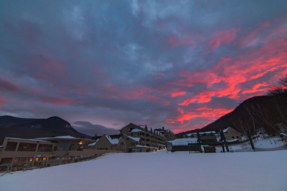 loonmtn's tweet image. Now that's a sunrise. #ichooseloon #loonsnow