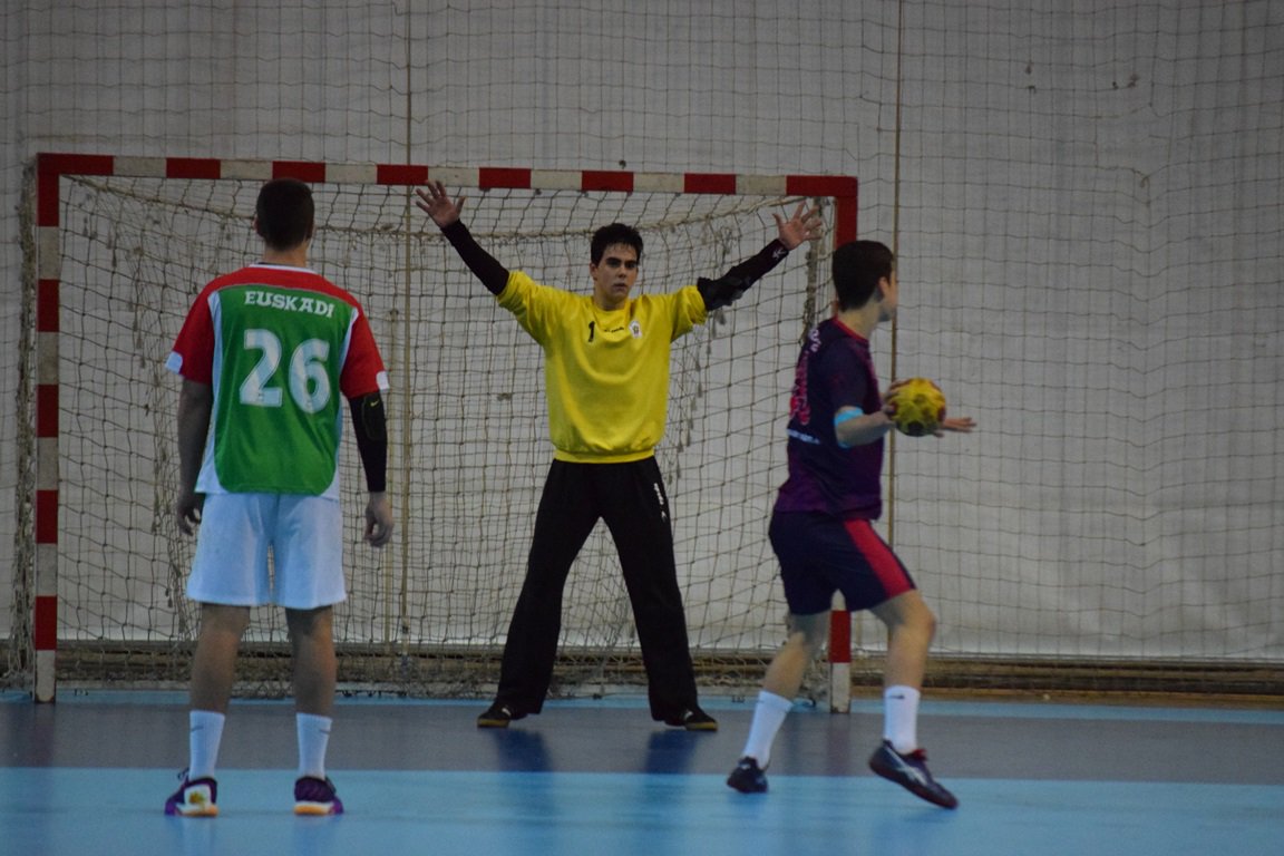 CESA2018Galicia's tweet photo. Podéis ver algunas fotos de vuestras selecciones durante el #CESA2018Galicia en 👉https://t.co/lUG6Mg7qeP #balonmano https://t.co/uf3mKGkUss