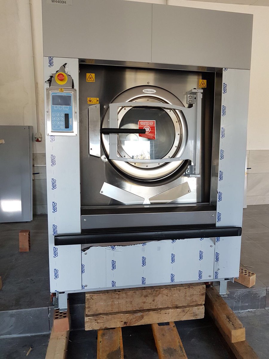 LagainSAT's tweet photo. ¡Comenzamos el montaje de lavandería en la Base Naval de Rota!
¡Muy pronto estará en funcionamiento! #Lagain #ElectroluxProfesional @ElectroluxProES https://t.co/d6JZRn6h0H