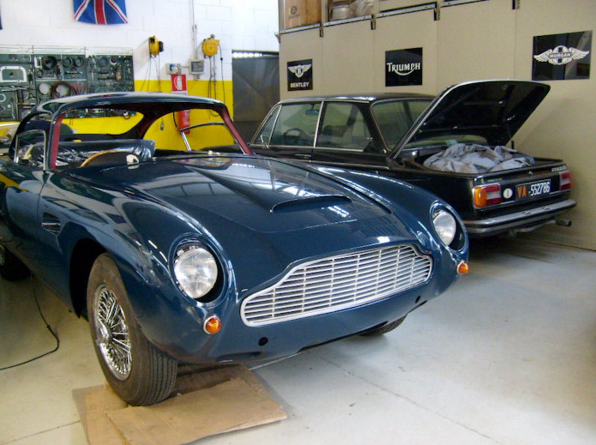 friseuringo's tweet photo. #PaulMcCartney’s 1964 #AstonMartin DB5 (Sierra Blue),
during the restoration in the specialized workshop of Walter Baroni (guru of British historical cars in Corsico, #Milan, #Itlaly. 
📷W.Baroni 📷RM Auctions 📷Paul 1967- DB6 https://t.co/R62sUTOn0i