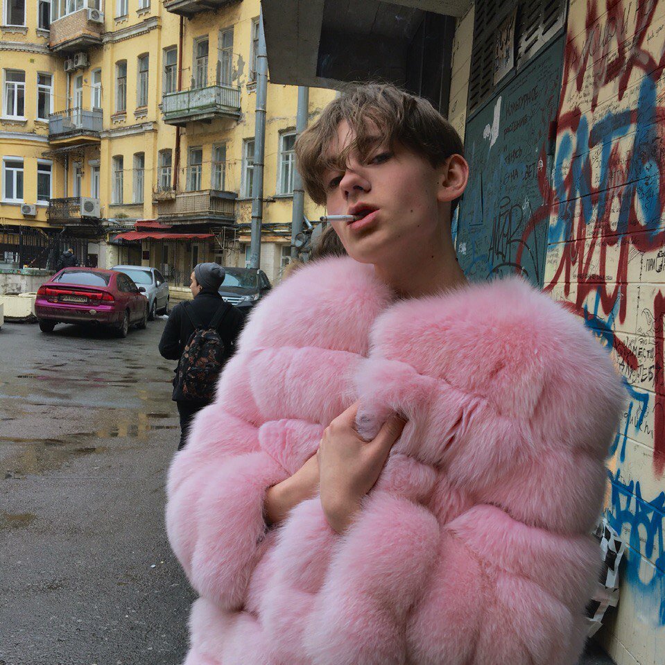 Парень в женской шубе