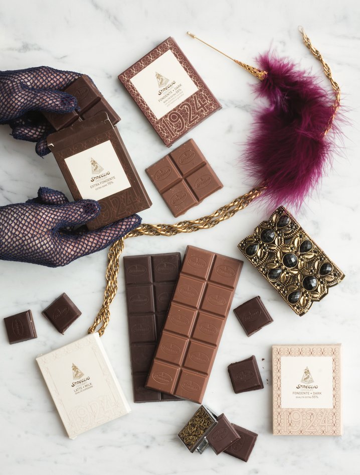 streglio1924's tweet photo. Un po' nostalgica😍, un po' vintage👛 e sempre buona, naturale e artigianale. Assapora la #lineaEVo #cioccolato #Streglio, al latte, fondente e con granella di nocciole. https://t.co/4LLX9G7OqT