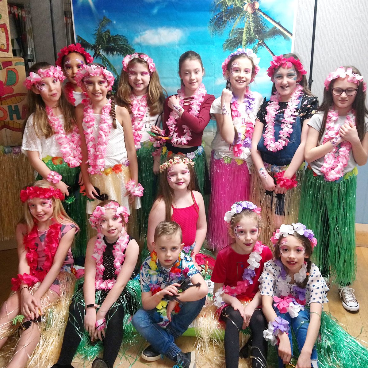 DMMascots's tweet photo. Gorgeous girls 😍🎉❤️🎨 #glitter #flowers #paint #facepaint #bracelets #taztasticfaces #Manchester https://t.co/hcRpVYuG5V