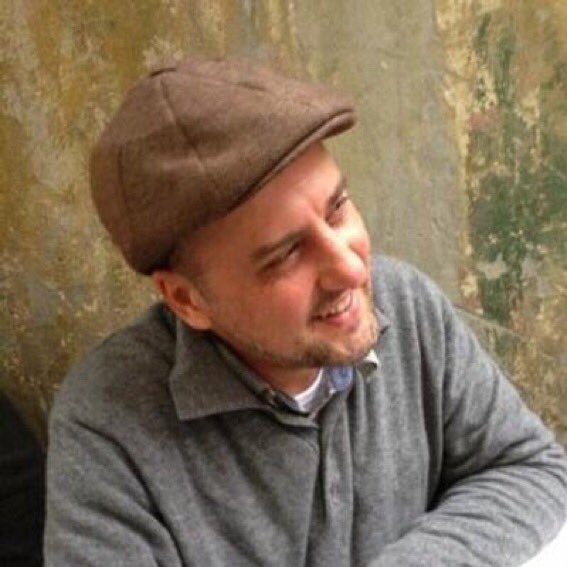 Karartacağı delil yok; çünkü sadece yayınlanmış haber ve tweet’lerden suçlanıyor
Kaçma şüphesi yok; yurtdışından
tutuklanabileceğini tahmin ettiği halde döndü
Tanıklar üstünde baskı kurma ihtimali yok; aleyhine tanık yok
#AhmetŞık 377 gündür NEDEN TUTUKLU?!
#EmsalKarar uygulansın