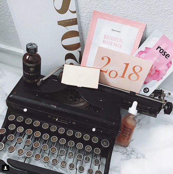 sahararosebot's tweet photo. Sahara Rose facial exfoliant in good company... 😍 💕 @alexispoulos 
#sahararose #retrochic #vintage #liveauthentic #GreenBeauty #ecobeauty ##beautysubscription #beautysubscriptions #beautybox #subscriptionboxaddict #subscriptionboxgirl #beautycounter https://t.co/U5g7MTS03q
