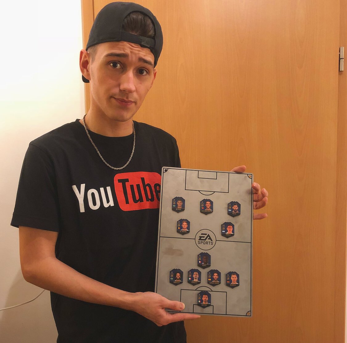 PhineasFIFA's tweet image. Unser #FIFA18 Community #TOTYVote 🗳🔥

🎁 GEWINNSPIEL 🎁
- Folge mir 
- Retweet den Tweet 
Und mit bisschen Glück gewinnst du eine 50€ Guthaben Karte 🍀💫