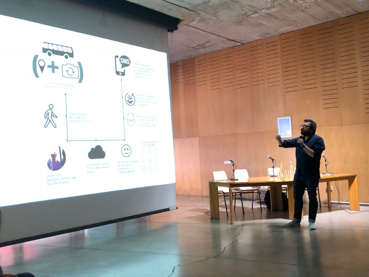 EcoMovistar's tweet photo. @ManuelSacasa, presentando "Alba", uno de los proyectos estrella en movilidad de @Tidchile, implementado en Arica. #VISDatos https://t.co/IQDPrg4xGF