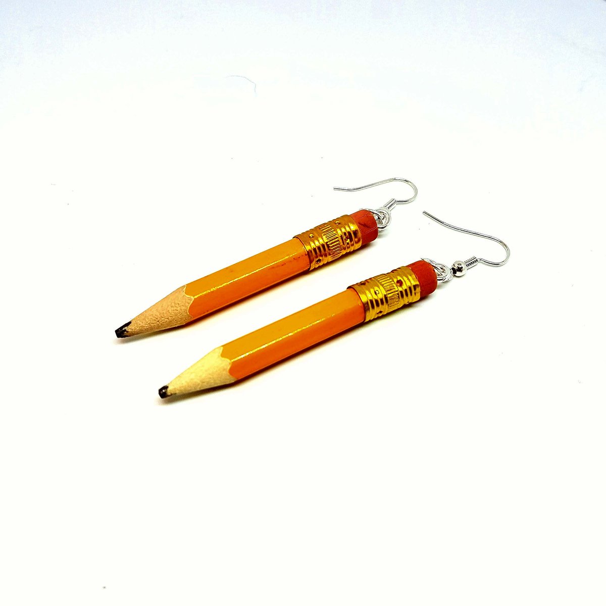 Farfalla_UK's tweet photo. Ear art ✏✏#recycledpencils #recycledjewellery #pencilearrings #earrings #unuseualearrings #noveltyearrings #pencils #earart #ThursdayThoughts #poetry #farfalla_uk https://t.co/dtu8Vd8duJ