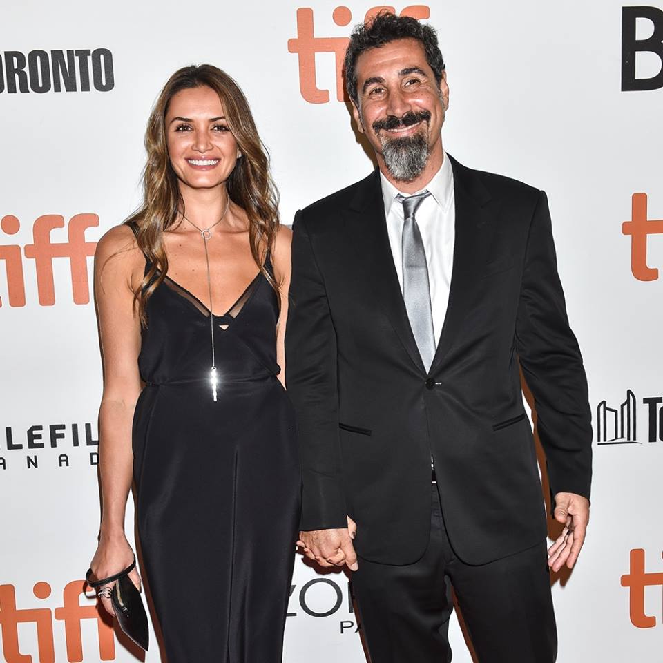 SOADNews's tweet photo. Serj Tankian and his wife Angela donate food and supplies for over 400 families in Armenia. 
For the second year they joined Orran in order to help vulnerable families in Gyumri, Vanadzor and remote Armenian villages.

Via @armenpress .
#SerjTankian #Orran #Armenia #SOADNews https://t.co/7hCuaqMfix