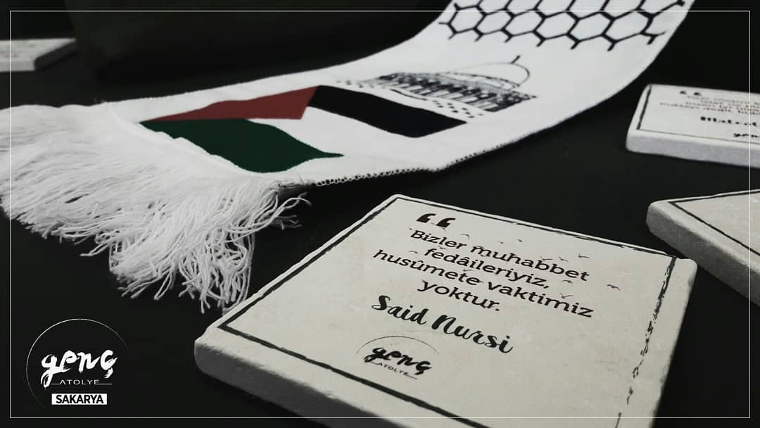 • Said Nursi Sözlü Bardak Altlığı
•Dava Adamı Seti • 10×10 cm boyutunda olup taş malzemeye bastırılmıştır. •Stoklarda sınırlıdır. - [•Fiyat bilgisi için direkt mesaj gönderiniz.]