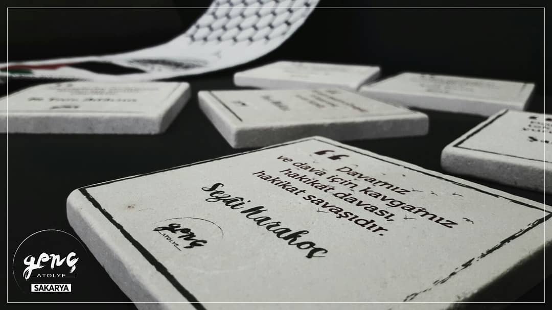 • Sezai Karakoç Sözlü Bardak Altlığı
•Dava Adamı Seti • 10×10 cm boyutunda olup taş malzemeye bastırılmıştır. •Stoklarda sınırlıdır. - [•Fiyat bilgisi için direkt mesaj gönderiniz.]