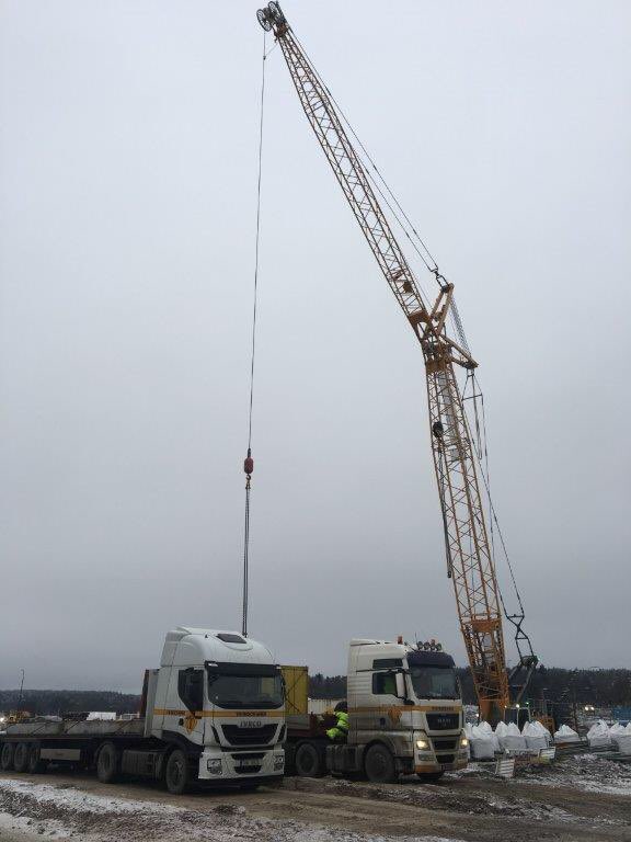 Historiskt ögonblick! Byggkranarna på plats! Det första byggelementet lyfts i vårt största byggprojekt ngnsin!!  #Väsbyhem #Eds Allé #väsby kommun