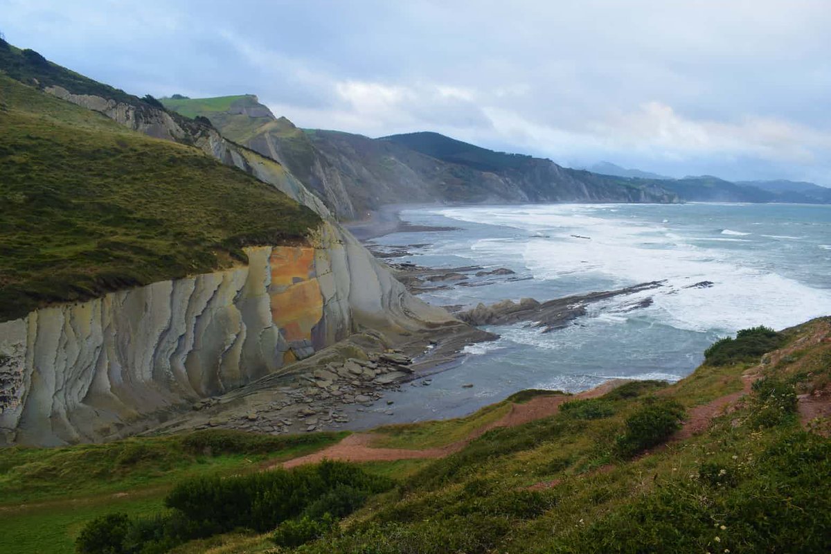 La ruta del flysch, el recorrido de #senderismo que une #Deba con #Zumaia, seleccionada como una de las 5 rutas cortas más hermosas de Europa por <a href="/GuardianTravel/">Guardian Travel</a> geoparkea.com/es/albisteak/f…