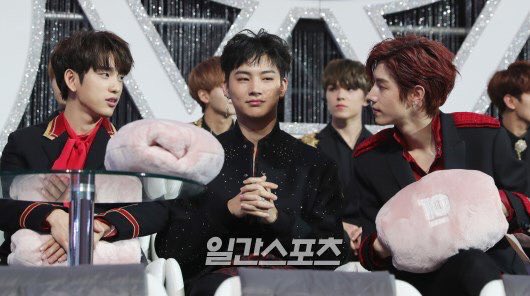 PYCJYPZhanZhan's tweet photo. JY : มัคคึๆก็คิดเหมือนผมชิมิ
M : จินยองงี่คิดว่าไงฮยองว่าตามเลยครับ
JB : เห็นหัวตรูที่เป็นลีดบ้างไหมอะ😩
YJ : ในที่สุดผมก็หลุดพ้นตำแหน่งตรงกลางระหว่างมาร์คกับจินยองฮยองซะที
YJ : ขอแสดงความยินดีด้วยนะพี่จบม..พี่ได้สิทธินั้นเดียวนี้
JB : เออ!..เงิบบซิครับ
#MarkJin #StaystrongJB https://t.co/oTIcgq86ht