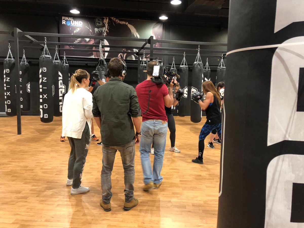 TVEActiva2's tweet photo. ¿Se ha convertido el #Boxeo en el #DeportedeModa? #Supermodelos y otras #Celebs ya lo practican por sus múltiples bondades: trabajas coordinación, resistencia, pérdida de peso, tonificación y de paso, liberas estrés. ¡¡Ponte los guantes 🥊🥊 y súbete al ring!!
@FinalRoundSmart https://t.co/xdrXHS5q3Y