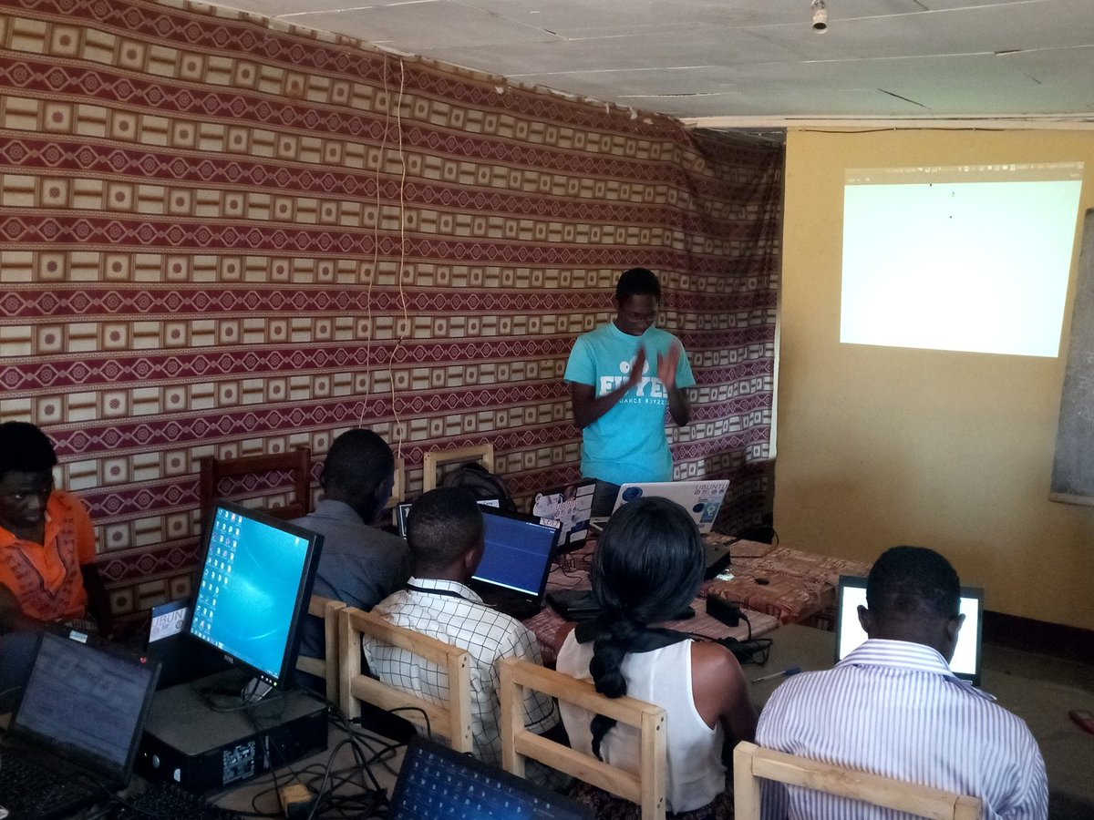 python_show's tweet image. Les vrais choses ont commencé au Python Show deuxième journée avec @IzaneFG #pythonshow #python #webdevelopment #html #css #techlake