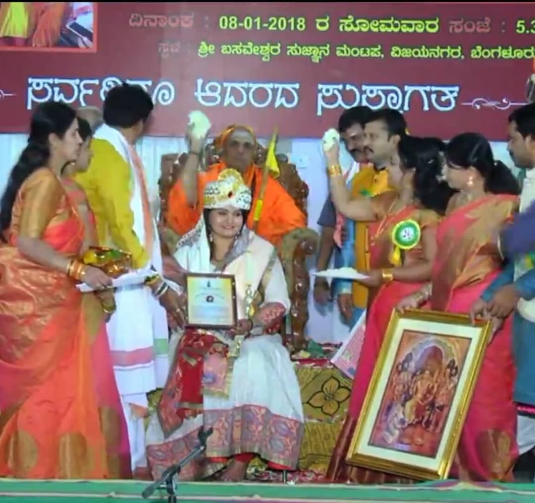 AnuradhaBhat5's tweet photo. Feeling thankful &amp; blessed 🙏😇
#ಕರ್ನಾಟಕದ_ಕೋಗಿಲೆ...
ಇತ್ತೀಚೆಗೆ ಕಾಶೀ ಜಗದ್ಗುರುಗಳ ಉಪಸ್ಥಿತಿಯಲ್ಲಿ #ಕರ್ನಾಟಕದ_ಕೋಗಿಲೆ ಎಂದು ಬಿರುದು ನೀಡಿ, ಗೌರವಿಸಿದ ಕ್ಷಣ! https://t.co/VEcWVMdFkj