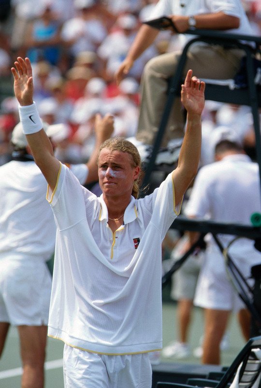DavisCup's tweet photo. It is 20 years since @lleytonhewitt won his maiden ATP title at Adelaide! #TBT to his #DavisCup debut in the 1999 quarterfinal against USA. Rusty won both of his singles rubbers as Australia ran out 4-1 winners before going on to lift the title! https://t.co/6rdT3ku3LK