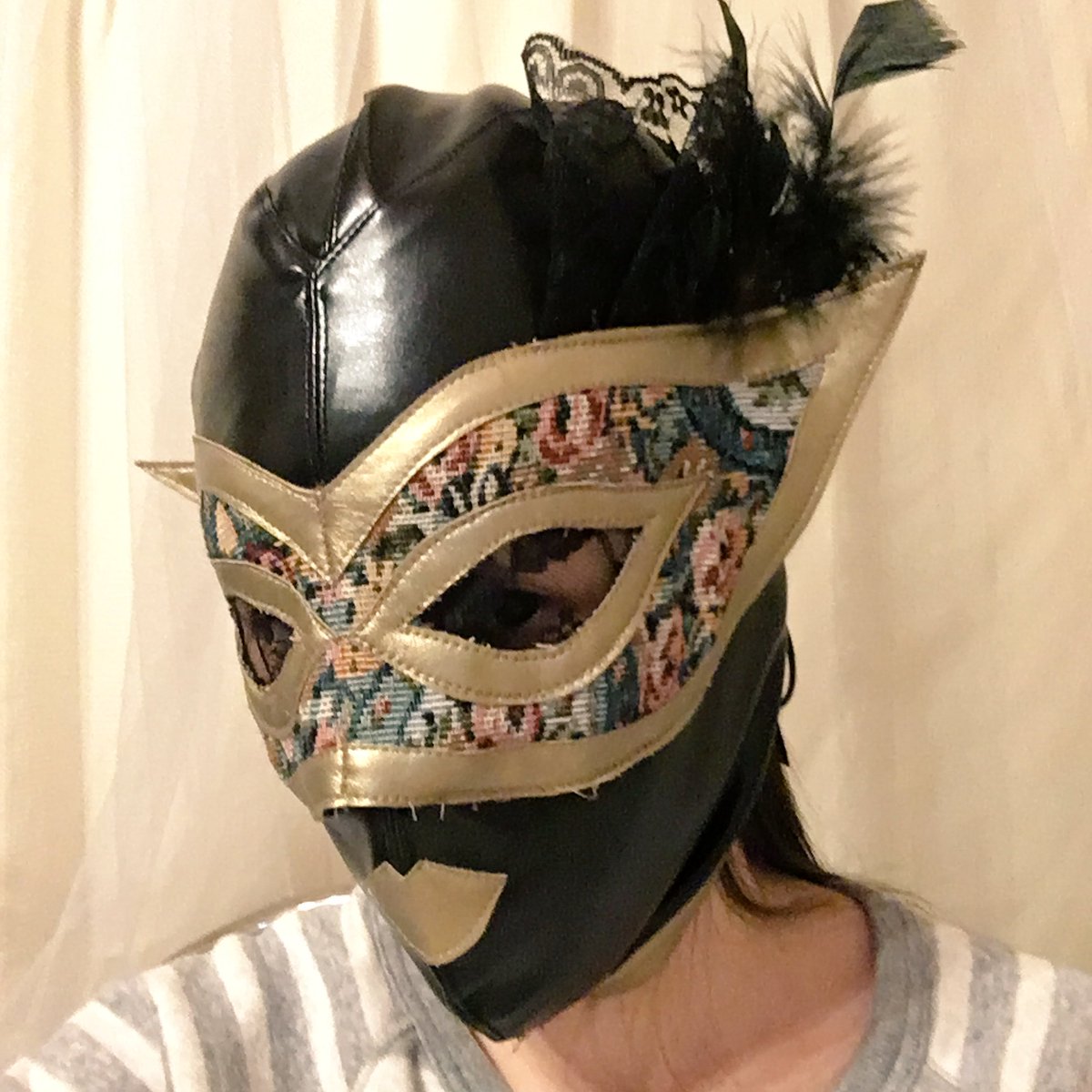 The Creator アスカ En Twitter 完成しました わたしのベネチアンマスク風プロレスマスク 出来上がってふと思う 全くルチャ感ない ほんで こんなもん被って試合観るかね そもそも見えづらい 素人がマスクを作るとどうなるかを検証中 手作りマスク