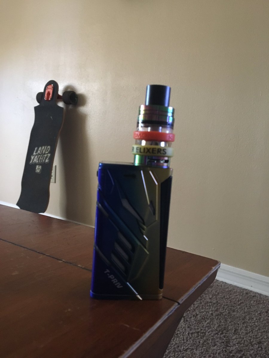KnifeLikeASharp's tweet photo. This things a beast #SMOK #tpriv #emojiliquids #occultuseliquids https://t.co/CCxJytvDYb