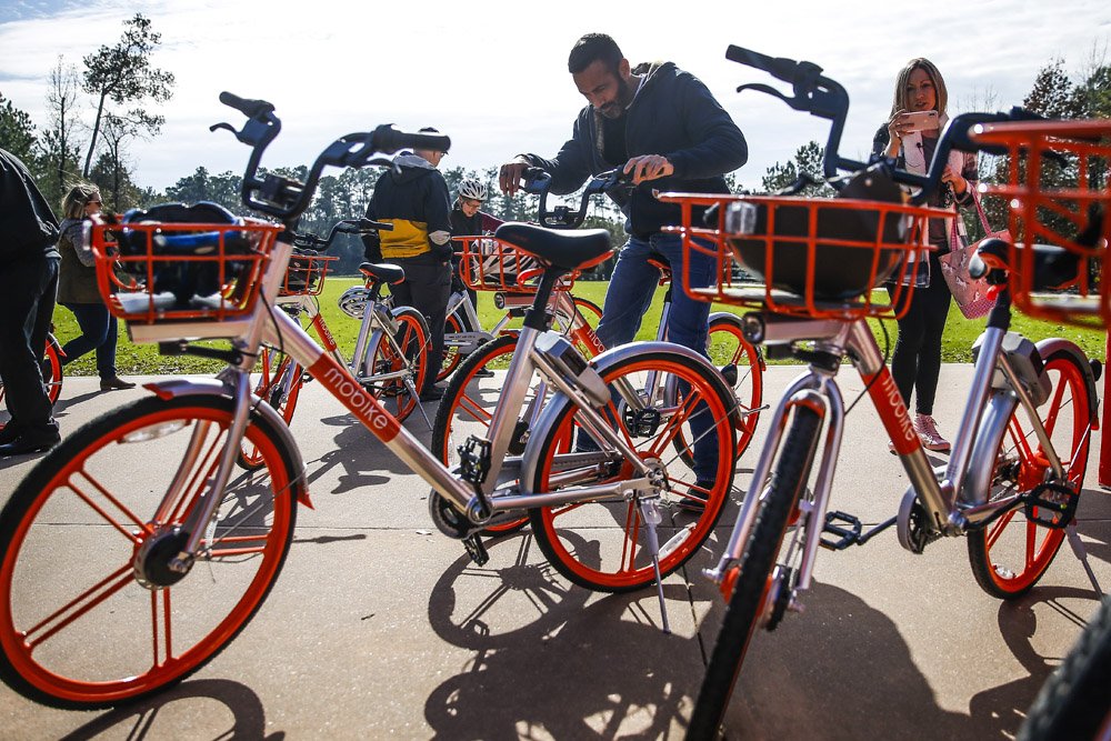 jacknzoe's tweet photo. The #Woodlands first in area to unveil dockless #bikes for public use.  Photos by @MichaelCiaglo
, story by @DugBegley https://t.co/7fKgJWdZG8 https://t.co/rs5f2wDzFu