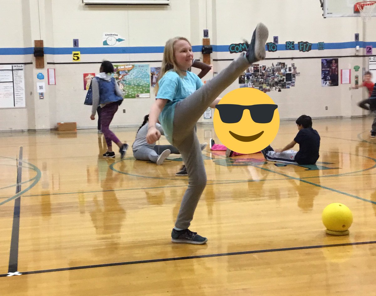MSTPE_Newhouse's tweet photo. Squat kicks with a smile to strengthen lower body @mstpe_singer https://t.co/WIYVJ4e69f