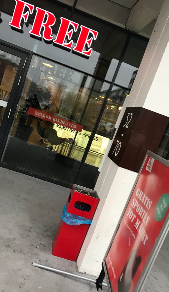arjanhar's tweet photo. @FitForFreeNL stimuleert om te roken door asbakken te plaatsen. Vreemd bij een sportschool https://t.co/gwGHVraoH4