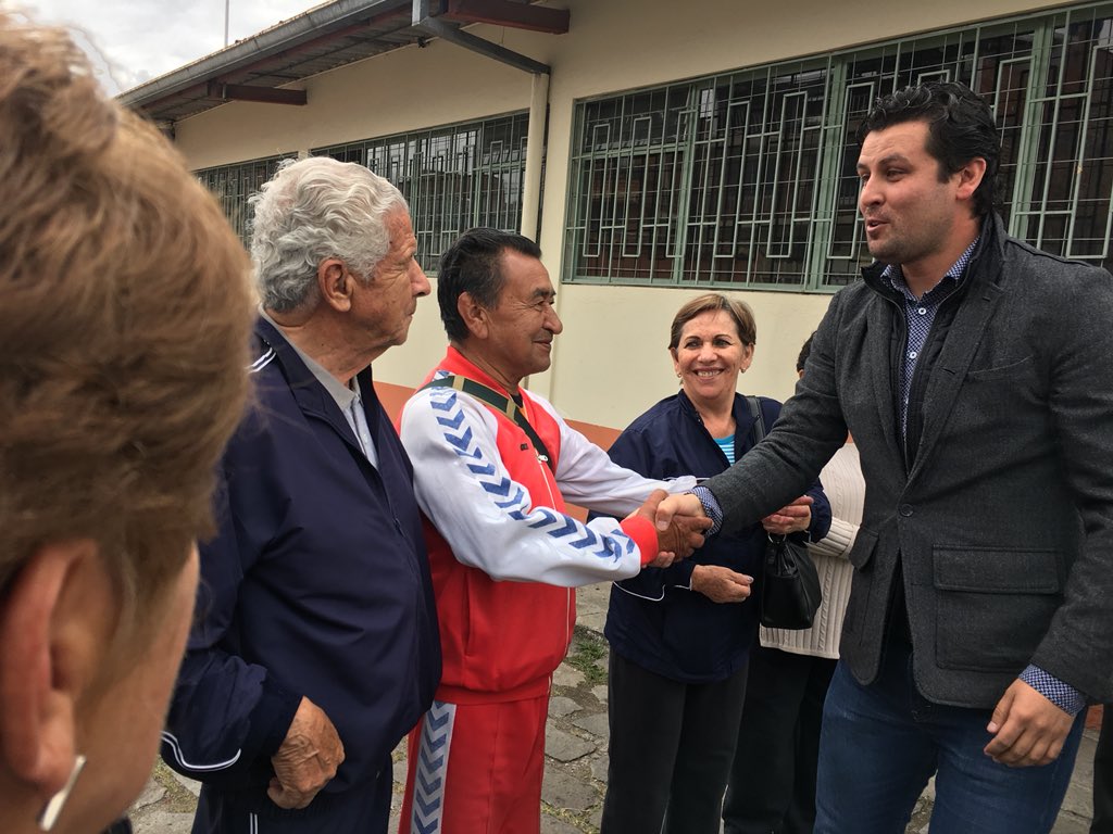 goberazuay's tweet photo. Gobernador @xavierenderica recorre el Centro de Atención al Adulto Mayor de @IESSAzuay, junto a @VivianaBuenoS y @PoliciaEcuador, para determinar acciones en cuanto a seguridad #UnidosPorAzuay https://t.co/E2hWsfNrAc