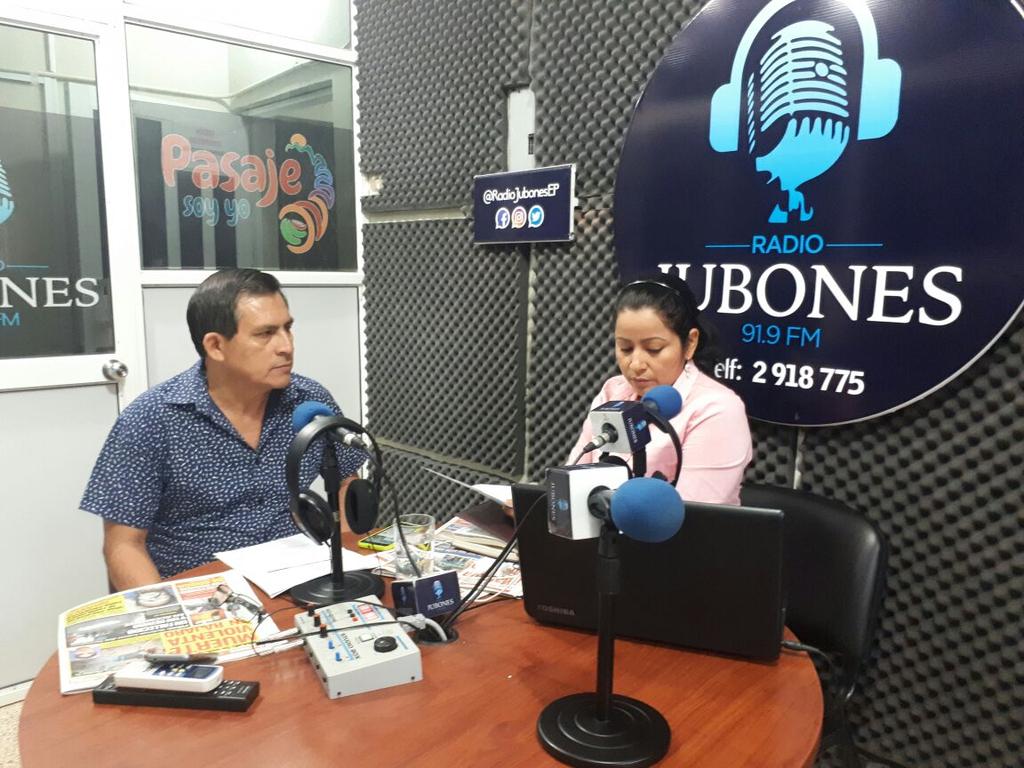 PASAJE2018SI's tweet photo. Director del MAR PASAJE ING. Manuel Borja en Radio Publica Jubones junto a compañeros defendiendo la consulta popular SI Y SIETE VECES SI https://t.co/eesZwGNdVV