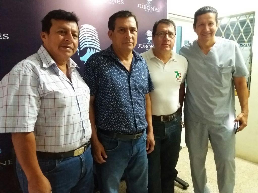 PASAJE2018SI's tweet photo. Director del MAR PASAJE ING. Manuel Borja en Radio Publica Jubones junto a compañeros defendiendo la consulta popular SI Y SIETE VECES SI https://t.co/eesZwGNdVV