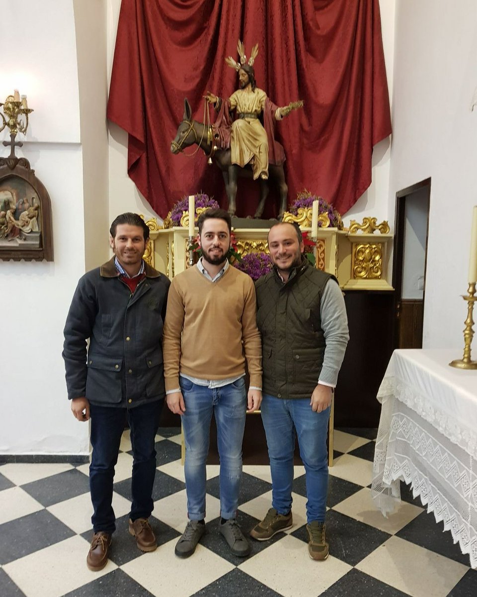 📝Hoy se ha rubricado nuestro compromiso con la Hermandad de "la Borriquita" de Badolatosa (Sevilla)
📸Aparecen de izquiera a derecha: D. Francisco Molinera, vocal de la agrupación, D. David Ruiz, hermano mayor de la Cofradía y D. Alberto José Lopez, presidente de <a href="/AMNazareno10/">A.M. Nazareno</a>