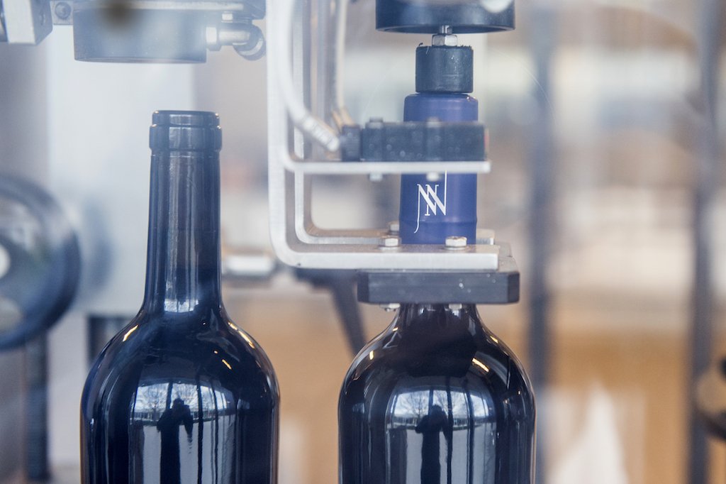 Estem en ple procés d'embotellament. Aquest és el de Tianna Bocchoris Negre de l'anyada del 2016. Tractem amb carinyo cada botella, per mantenir la qualitat del vi. 💕