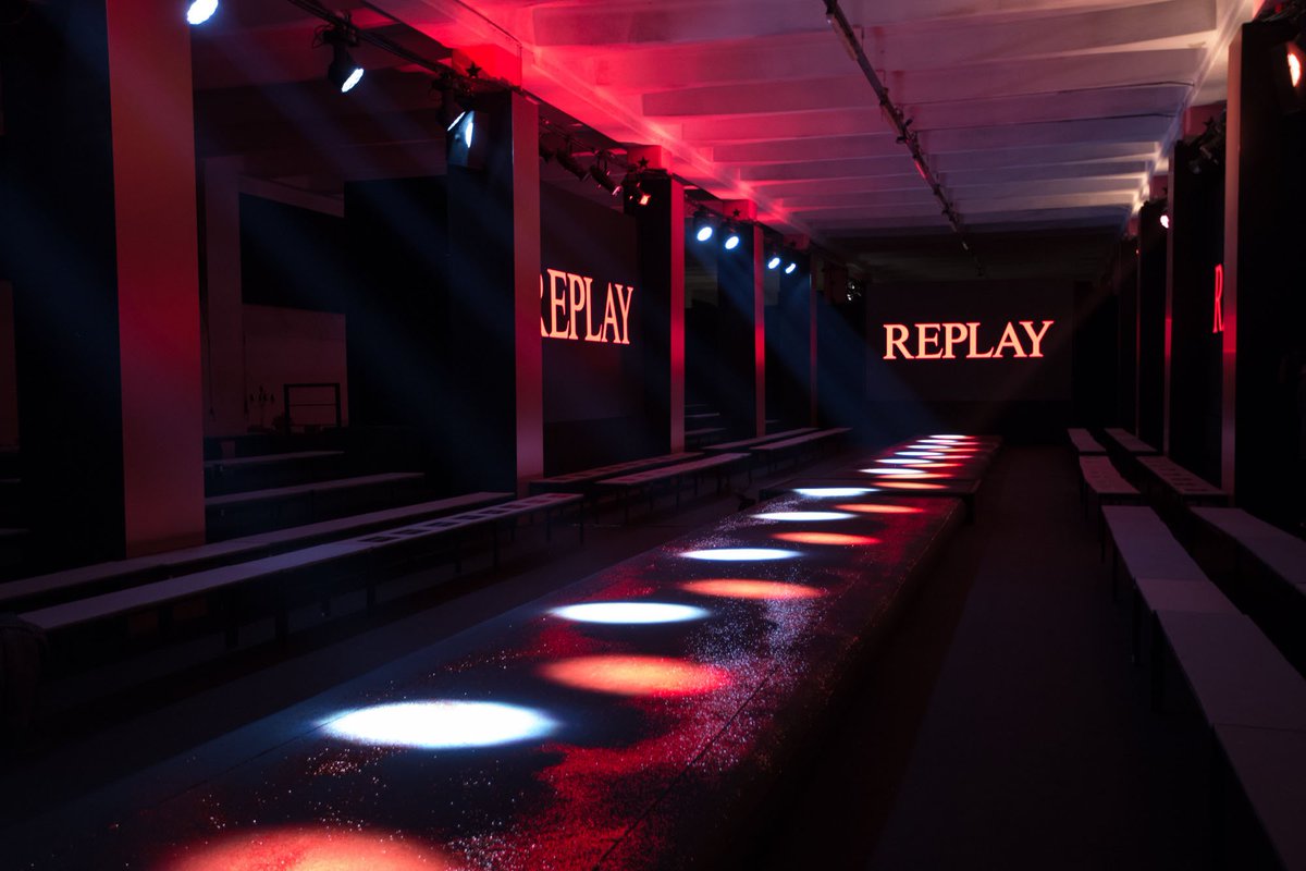 Replay launched its Denim Revolution at Pitti Uomo 93! Exclusive acrobatics, lightshows, 3D effects and many international celebrities provided the setting for the introduction of the new Hyperflex +! #Replay #Replayjeans #ReplayRocksFirenze #DenimRevolution