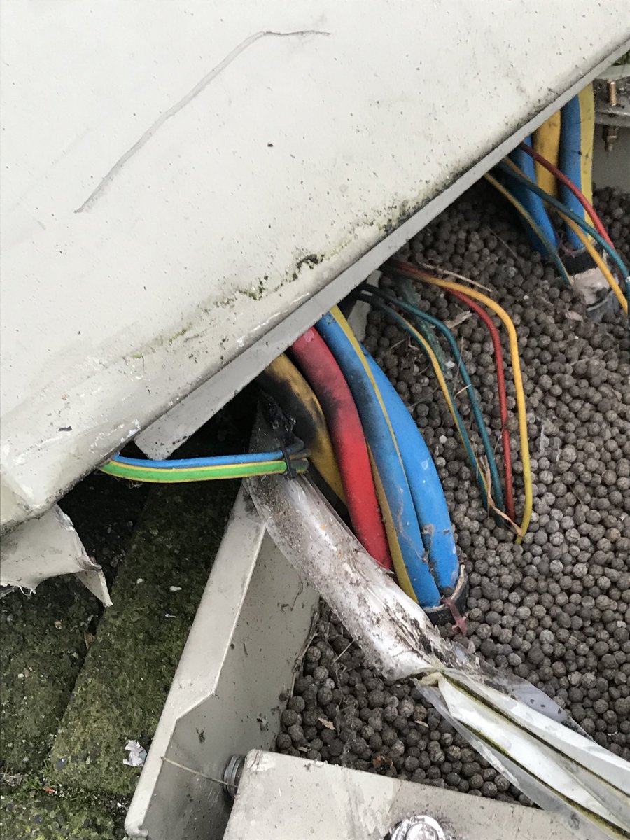 OctonetNL's tweet photo. Stroomstoring op De Lind in #prinsenbeek. Ongeveer 10 bedrijven en aantal woningen hebben een probleem. Oorzaak vrij duidelijk.... @prinsenbeek https://t.co/JViauOkwIN