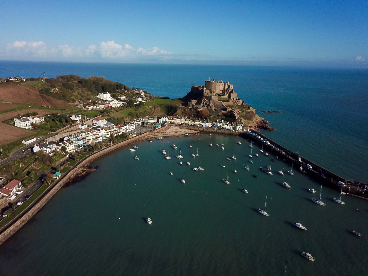 Not sure it gets much better? Another stunning afternoon on Jersey's beautiful east coast. Gorey in January. #montorgueil #weather #jersey
