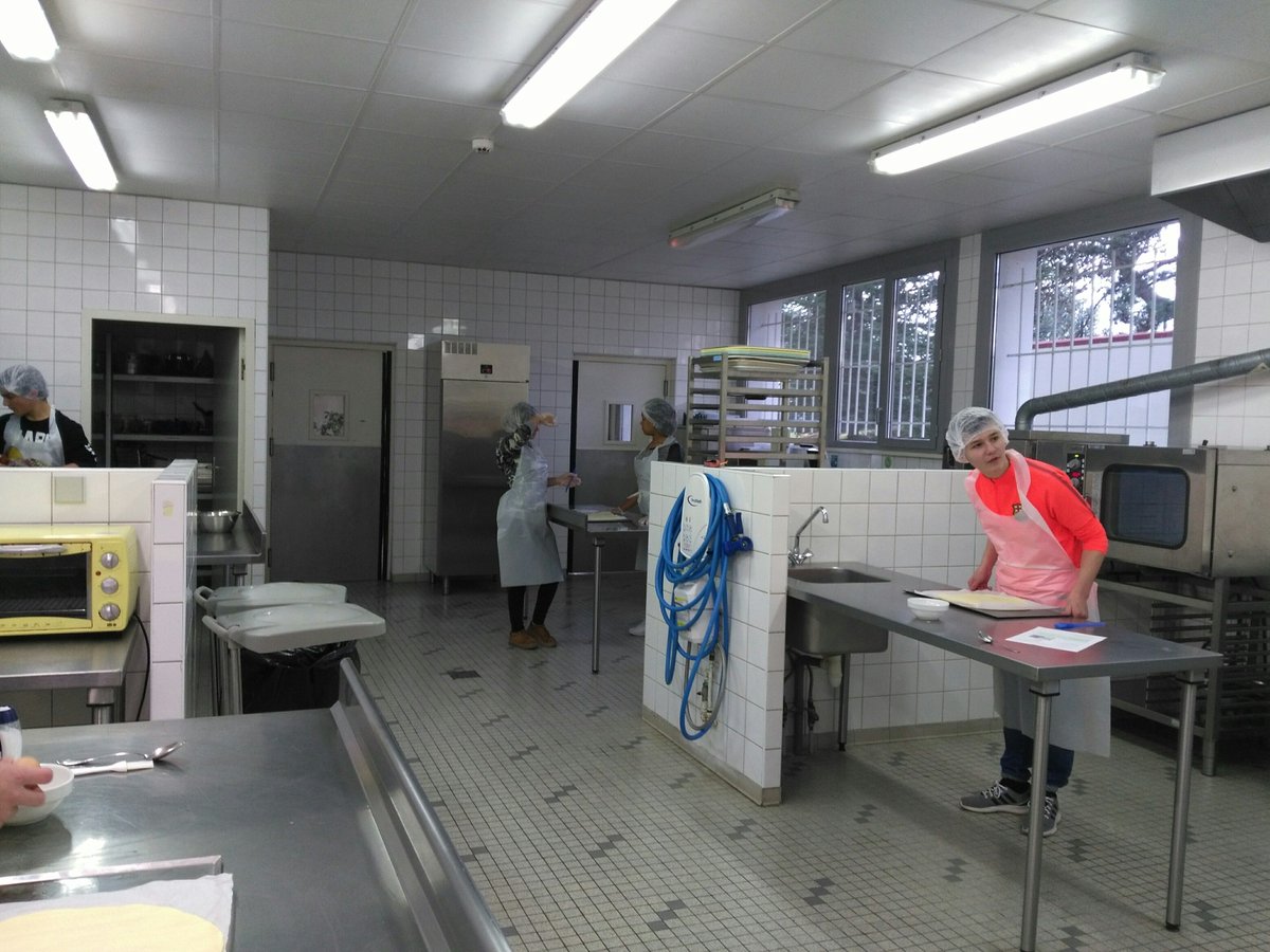 LannesMarechal's tweet photo. La classe de #3PEP reprend du service en cuisine pédagogique, fabrication de la #galettedesrois https://t.co/C6OUrBArgO