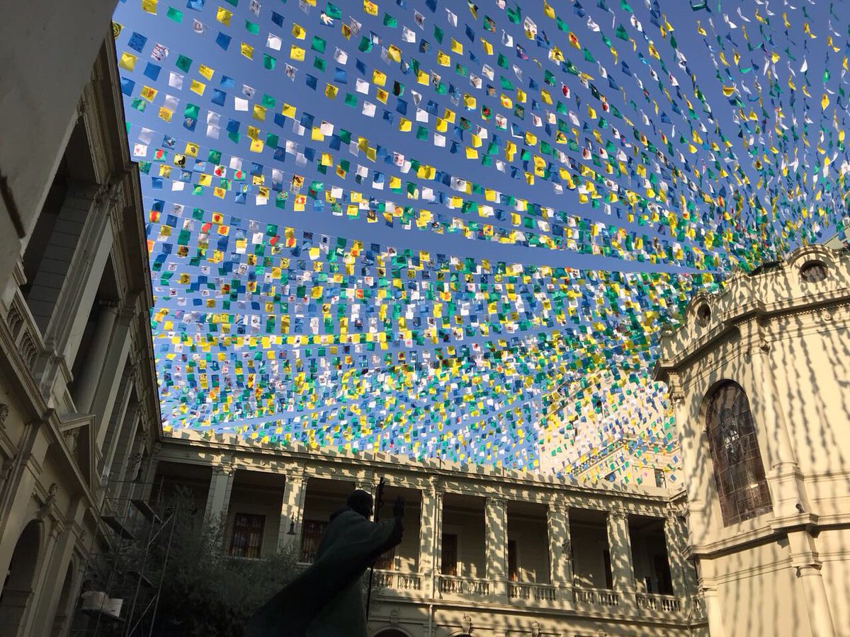 ucatolica's tweet photo. #NoticiaUC: Cuatro pantallas instaladas en la Alameda transmitirán la visita de #FranciscoEnLaUC. Comparte con nosotros este 17 de enero desde las 16.00 hrs. ¡Te esperamos frente a Casa Central, que hoy amaneció repleta de banderines para dar la bienvenida a nuestro Papa! https://t.co/jbHQ5Udfe0