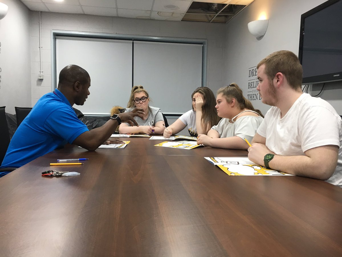 Ian_trekker's tweet photo. Our 'Me Time' participants discussing relationships and health related issues. A key point of tonight is debating young people's risk taking. @KnowsleyYM @healthyknowsley @THinKKnowsley https://t.co/Bz81n4BQdl