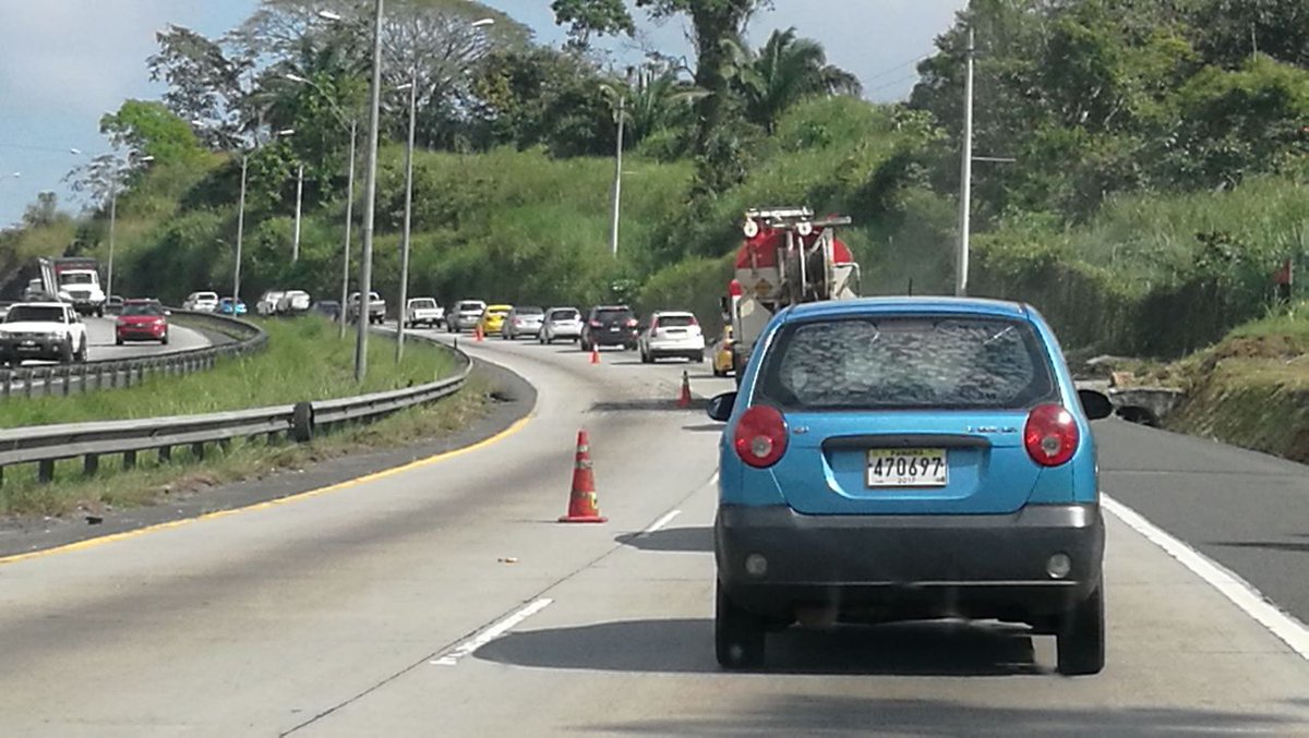 traficocpanama's tweet photo. Tráfico afectado se mantiene en la Vía Centenario, en dirección a Panamá Centro por trabajos que se realizan a la altura del puente  precaución en esta ruta. https://t.co/83mIEQa7Qt
