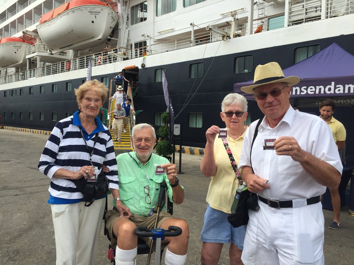 Los turistas que arribaron en el crucero MS Prinsendam conocen información de destinos del país y los productos ecuatorianos, como el chocolate @ChchukuluIu #TemporadaDeCruceros