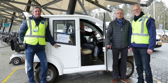 WZA_Ziekenhuis's tweet photo. Ook al is de Europaweg-Zuid weer open, de golfkar blijft rijden op het parkeerterrein van het #WZA, als service voor patiënten en bezoekers. https://t.co/gAyCcJpfOO https://t.co/vjG3kuYWK4