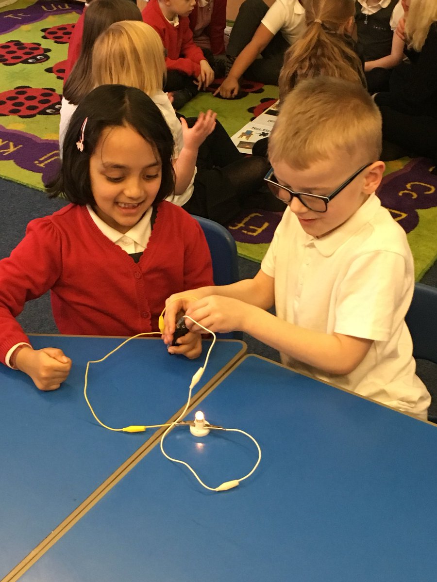 MissCollierSPS's tweet image. We worked together to make electric circuits this afternoon 💡 #miniscientists #teamwork