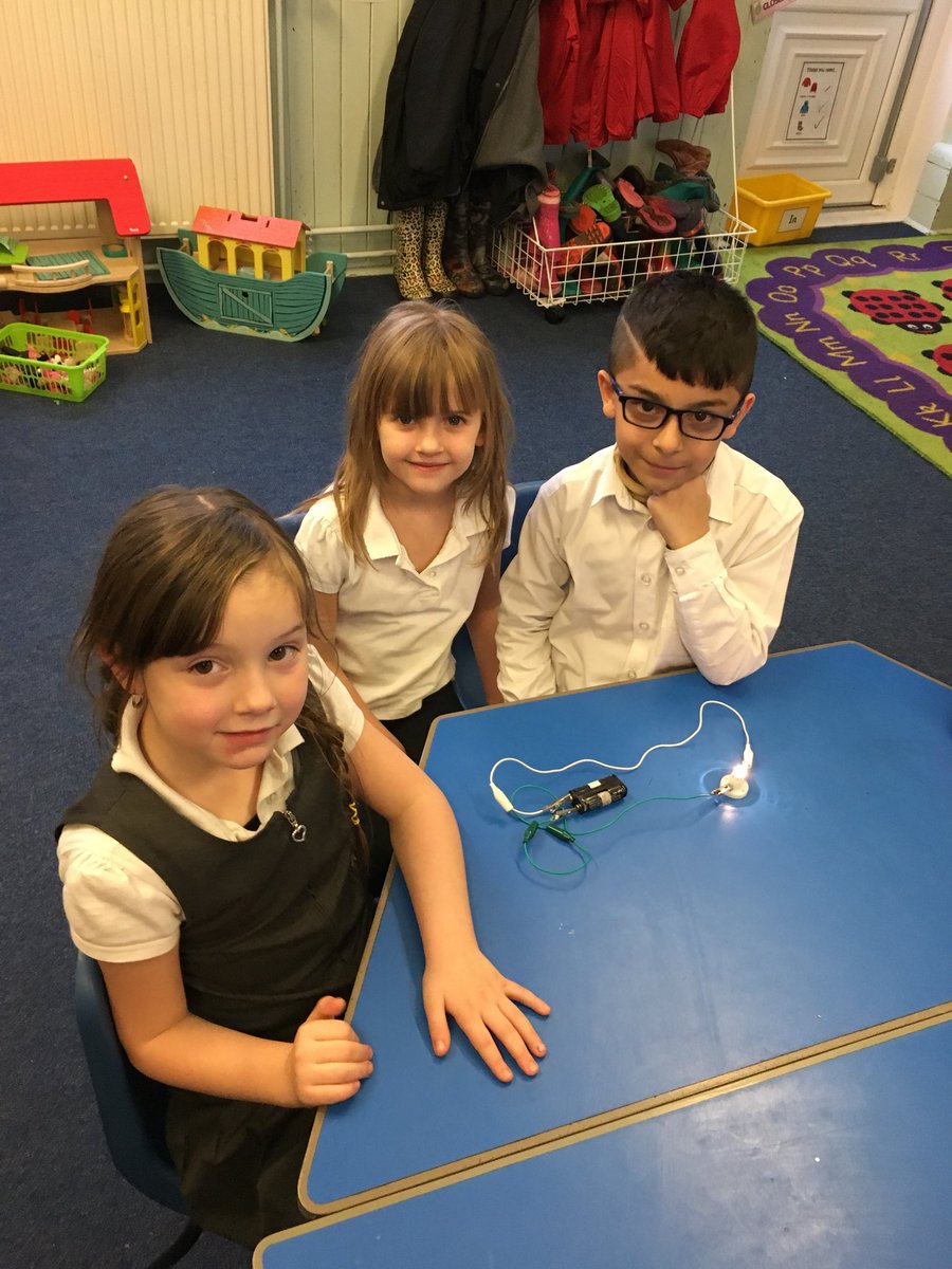 MissCollierSPS's tweet image. We worked together to make electric circuits this afternoon 💡 #miniscientists #teamwork