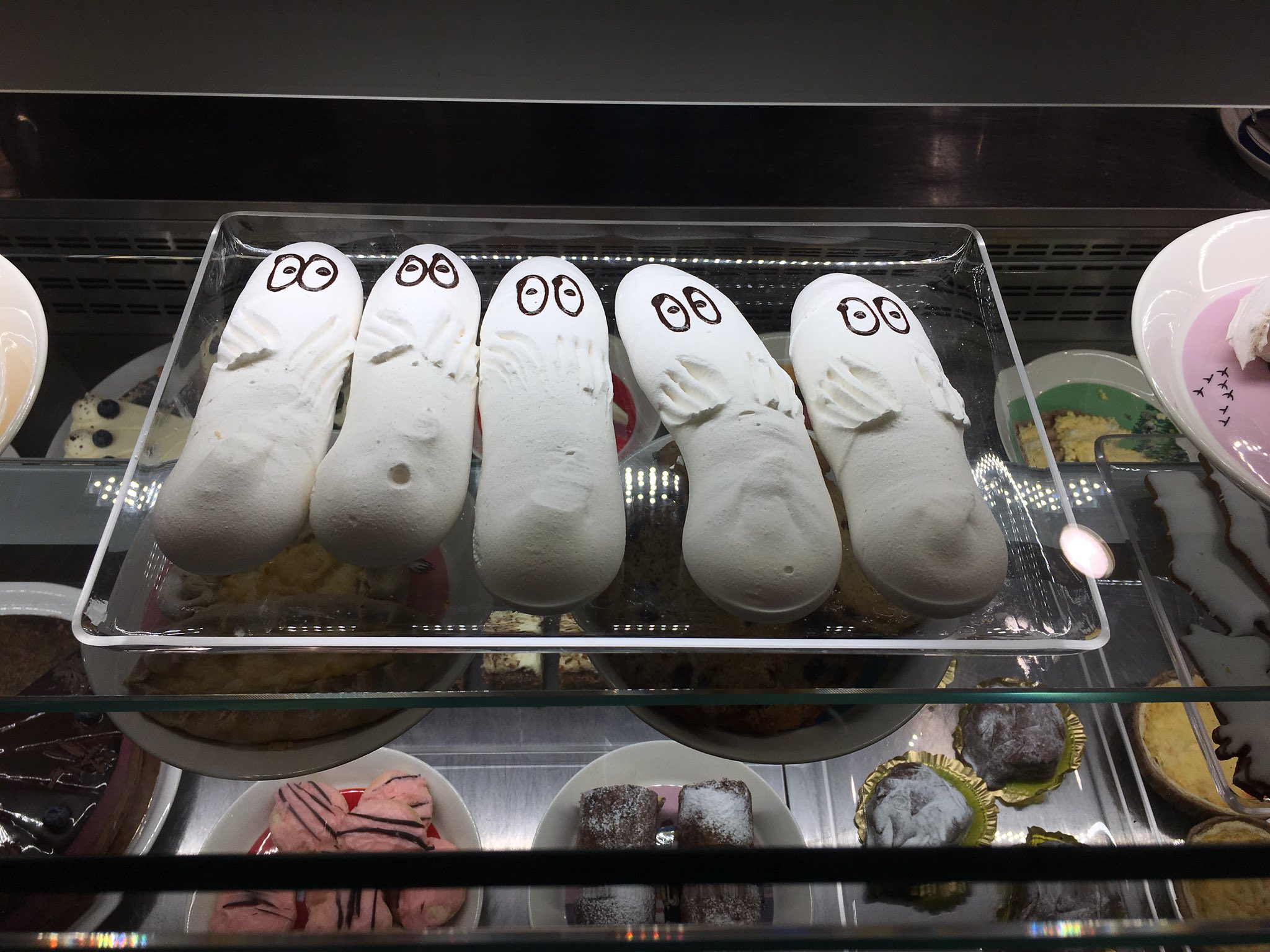 Ikada ヘルシンキの ストックマン 内の ムーミンカフェ で並んでた ニョロニョロ のメレンゲが可愛かった T Co Cfnxffgfyo Twitter