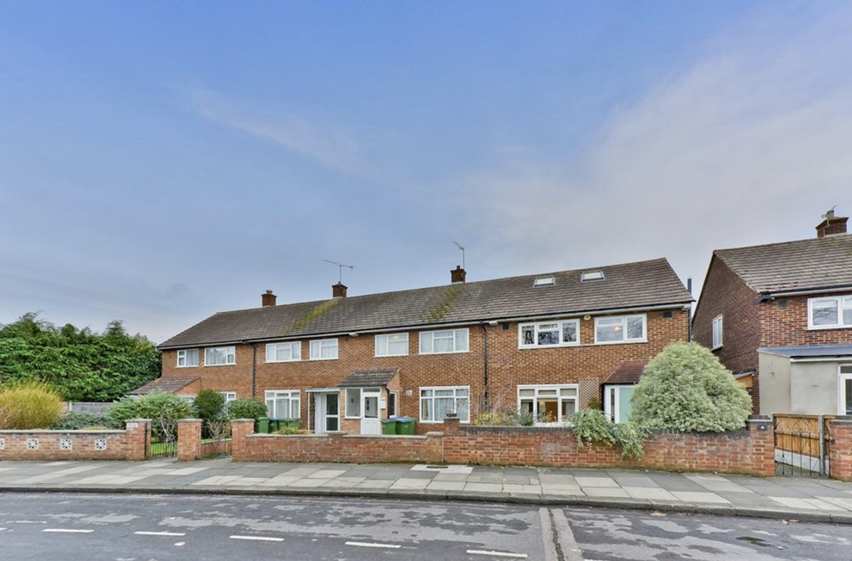 NOW A GUIDE PRICE: £425,000-£450,000 bit.ly/2AQVdqX #newhome #eltham #Southeastern #property #ForSale #development #style