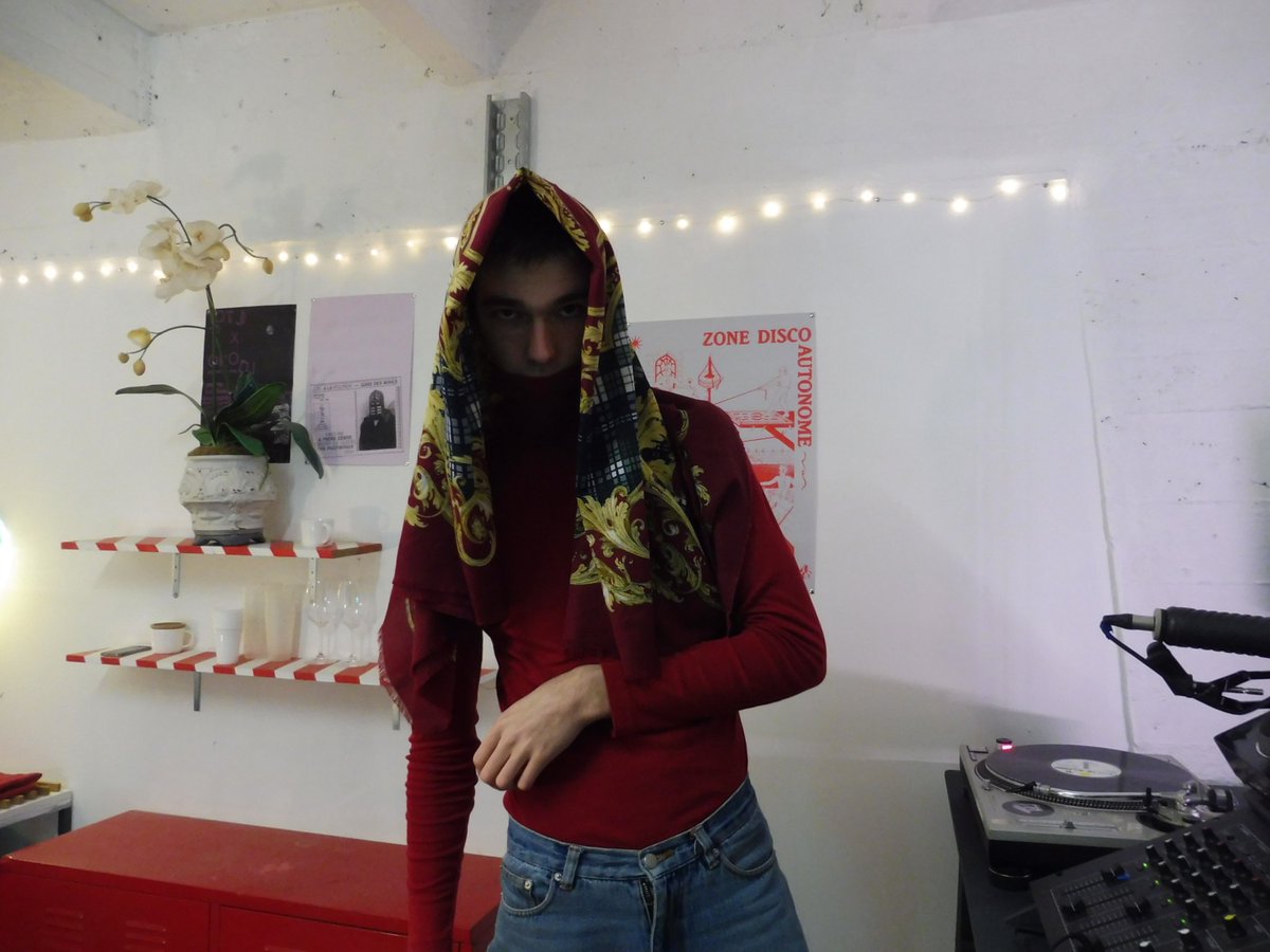 Now live from Paris with <a href="/Benjamin_Boris/">Boris Benjamin</a> for a special woof show / let the dogs out