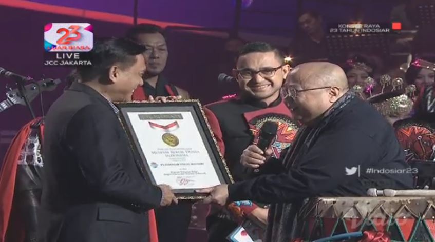 Indosiar's tweet photo. PT Indosiar Visual Mandiri malam ini, mendapatkan rekor MURI.
Sebagai ajang pencarian bakat yang diikuti provinsi terbanyak.
#Indosiar23 https://t.co/S5FYDPuSGi