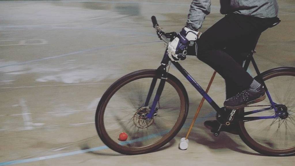 Demain Rob, co-président de la 58 ème et président du club de Bordeaux Bike Polo, nous présente ce sport tout droit venu d'Irlande.
*
*
*
#darwinbdx #bordeaux #bordeauxmaville #darwinsportingclub #bikepolo #sport #entrainement #association #associationsp… ift.tt/2CRYkku