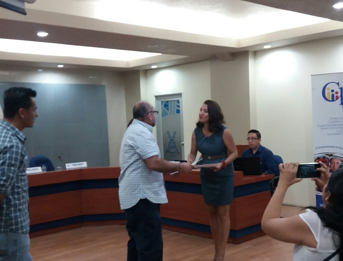 TaniaPauker's tweet photo. Reconocemos desde el @CPCCS al grupo de teatro que obtuvo el primer lugar en el Festival de Teatro por la Transparencia en #Manabí. Gracias por su arte para la lucha contra la corrupción. ¡Sin participación no hay democracia! https://t.co/qBnyLHtHGR