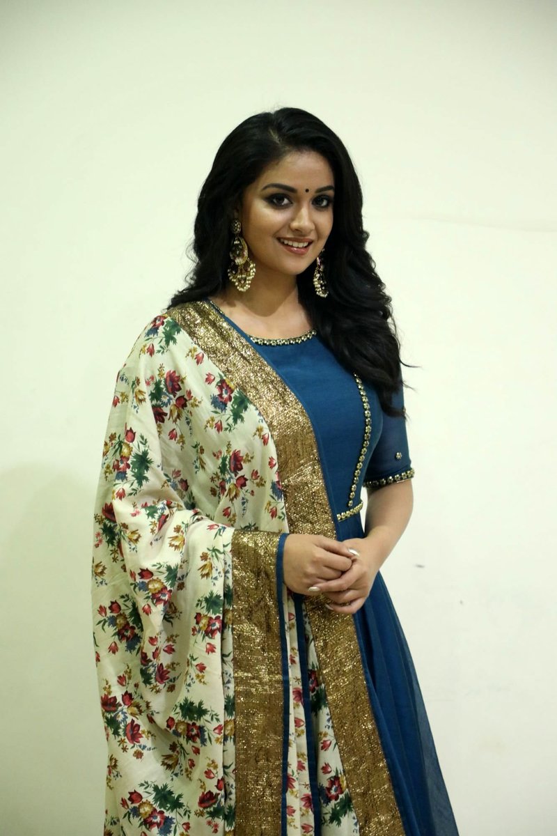 KeerthyFansPage's tweet image. Smiling Princess @KeerthyOfficial at yesterday #TSKPreReleaseEvent HD Pics Set 3/3 

#KeerthySuresh